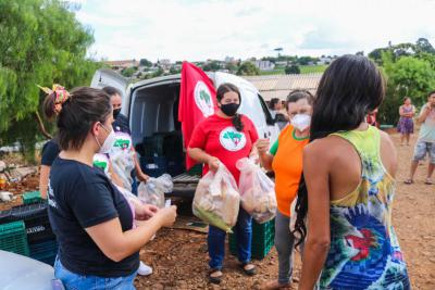 Mulheres de acampamentos e assentamentos do MST partilharam 160 cestas de alimentos